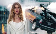 变形金刚3女主角叫什么？名字是叫罗西吗？她的美丽体现在哪里？