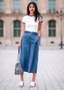 牛仔阔腿裤搭配什么可以让人更有时尚感？白体恤搭配外夏天还可以怎么样搭配？