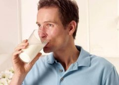 什么时候喝牛奶减肥？喝牛奶需要注意哪些问题？喝牛奶减肥还需要搭配什么？