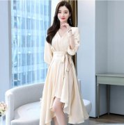 连衣裙的搭配有哪些技巧？掌握这6点小心机搭配，人人夸~