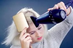 怎么让头发蓬松起来？4种容易上手的蓬松小技巧！让你焕然一新~