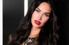 性感女星meganfox？身穿连衣裙,身材显得很性感、妩媚!