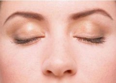 眼袋怎么快速消除？试试这几招！消除眼袋紧致眼部肌肤很有效！